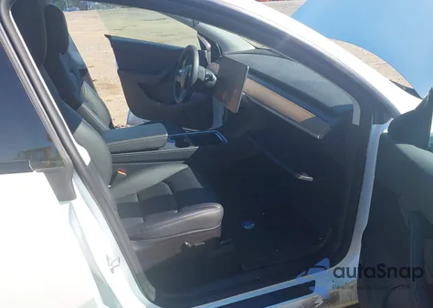 2022 Tesla Model Y Performance Dual Motor All-Wheel Drive z USA, uszkodzony, nr VIN 7SAYGDEF2NF519002